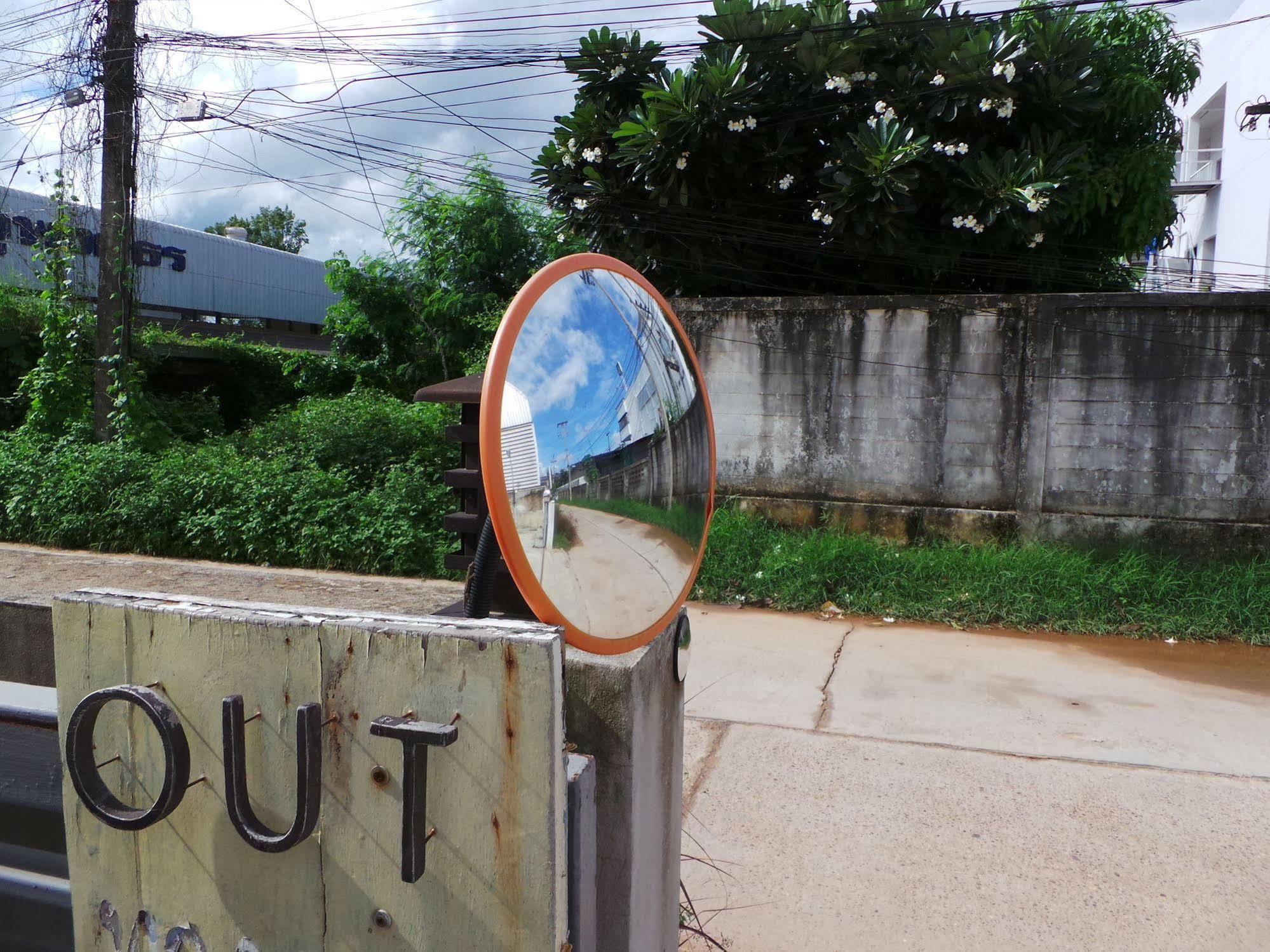 Bird Day Boutique Hotel Mukdahan Exteriör bild